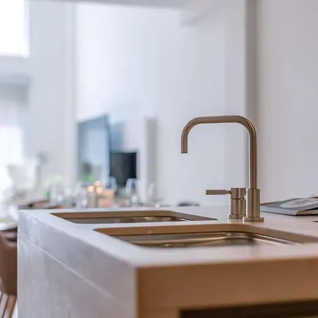 Huswell - Lovely And Open On Prime Location * クノック・ヘイスト